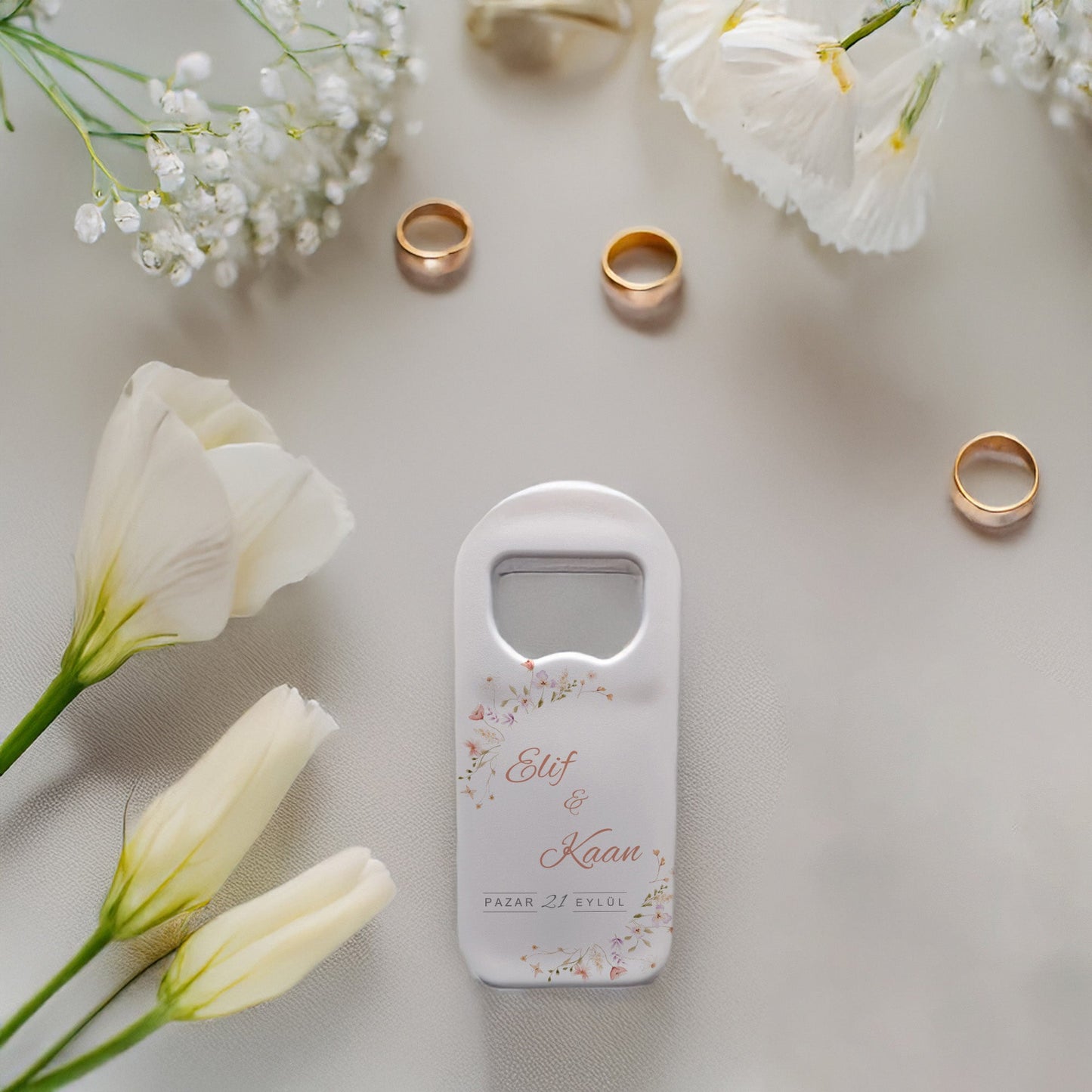 Siyah Beyaz Çiçek Tasarımlı – Kişiye Özel Plastik Açacak Magnet