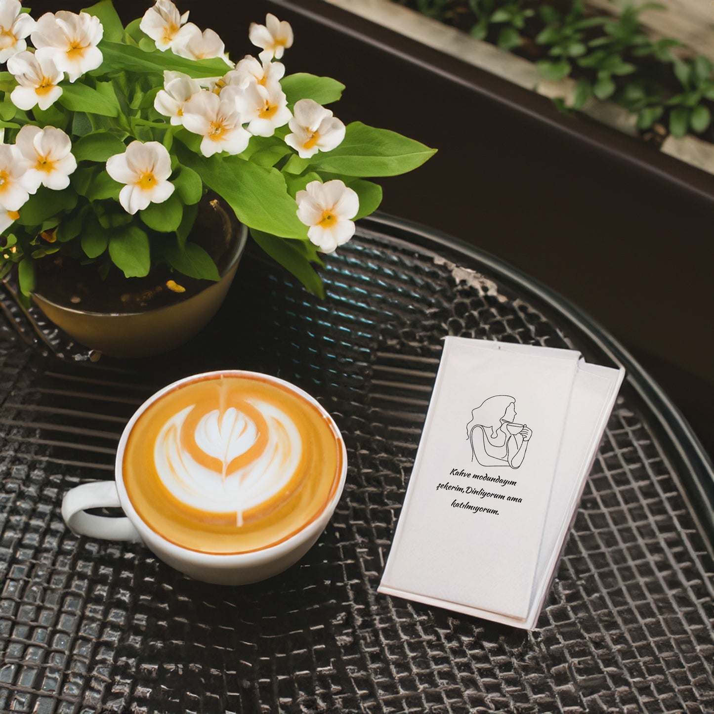 Minimal Kahve Fincanı Desenli Baskılı Peçete – Modern Kahve Sunumu