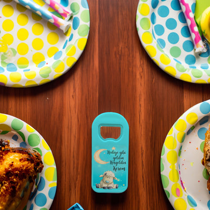 Mavi Zeminli Kuzu Temalı Plastik Açacak Magnet | Doğumgünü, Babyshower, Diş Buğdayı ve Sünnet Organizasyonlarınızın Unutulmaz Hatırası!