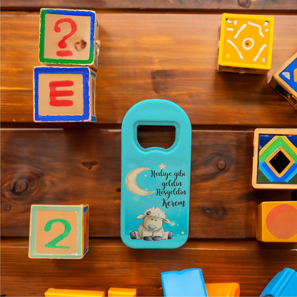 Mavi Zeminli Kuzu Temalı Plastik Açacak Magnet | Doğumgünü, Babyshower, Diş Buğdayı ve Sünnet Organizasyonlarınızın Unutulmaz Hatırası!