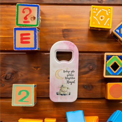 Kuzu ve Ay Temalı Plastik Açacak Magnet | Doğumgünü, Babyshower, Diş Buğdayı ve Sünnet Organizasyonlarınızın Unutulmaz Hatırası!