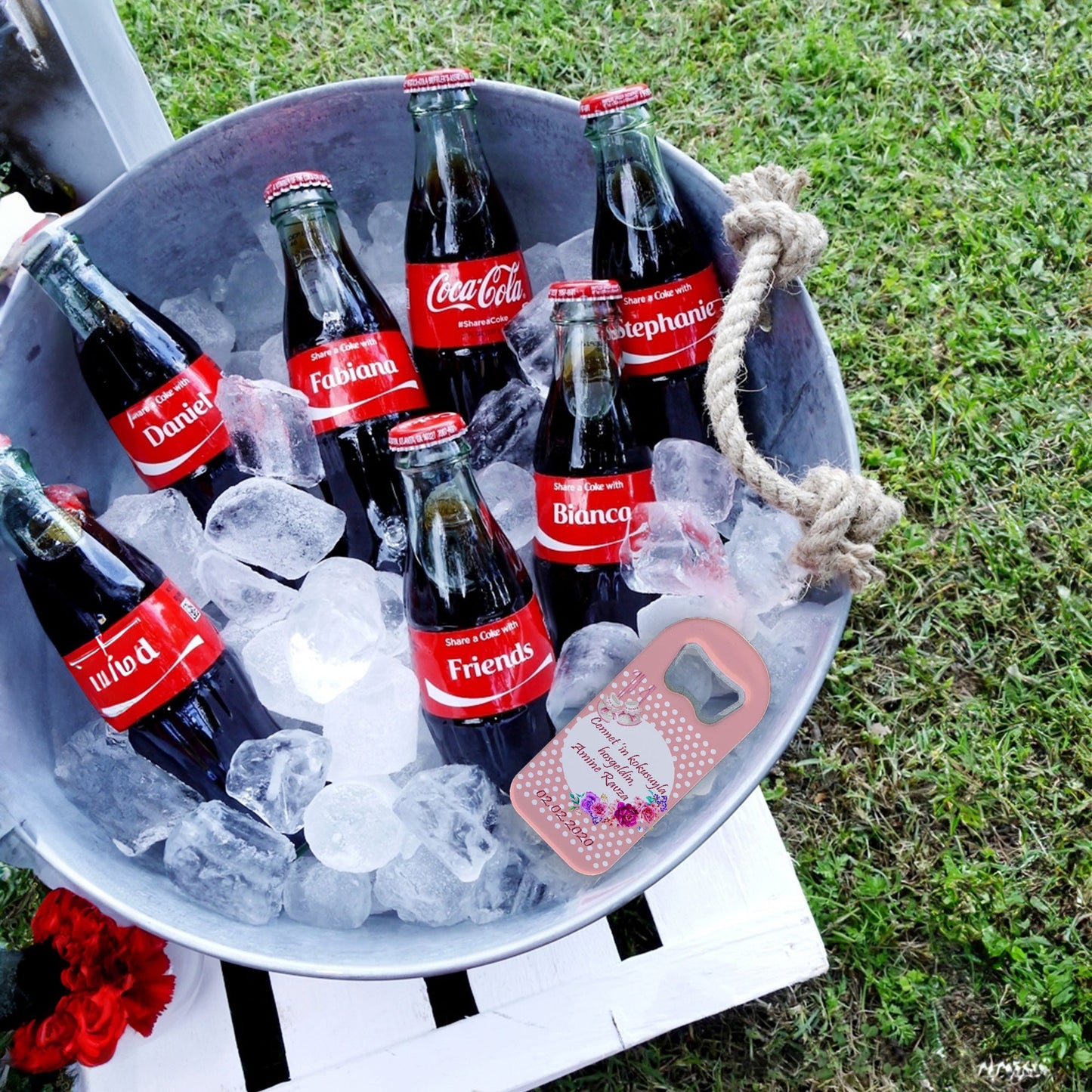 Pembe Zeminli Beyaz Puanlı Bebek Ayakkabısı Temalı Plastik Açacak Magnet | Doğumgünü, Babyshower, Diş Buğdayı ve Sünnet Organizasyonlarınızın Unutulmaz Hatırası!