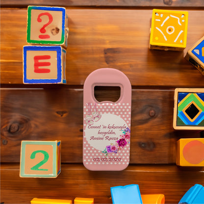 Pembe Zeminli Beyaz Puanlı Bebek Ayakkabısı Temalı Plastik Açacak Magnet | Doğumgünü, Babyshower, Diş Buğdayı ve Sünnet Organizasyonlarınızın Unutulmaz Hatırası!