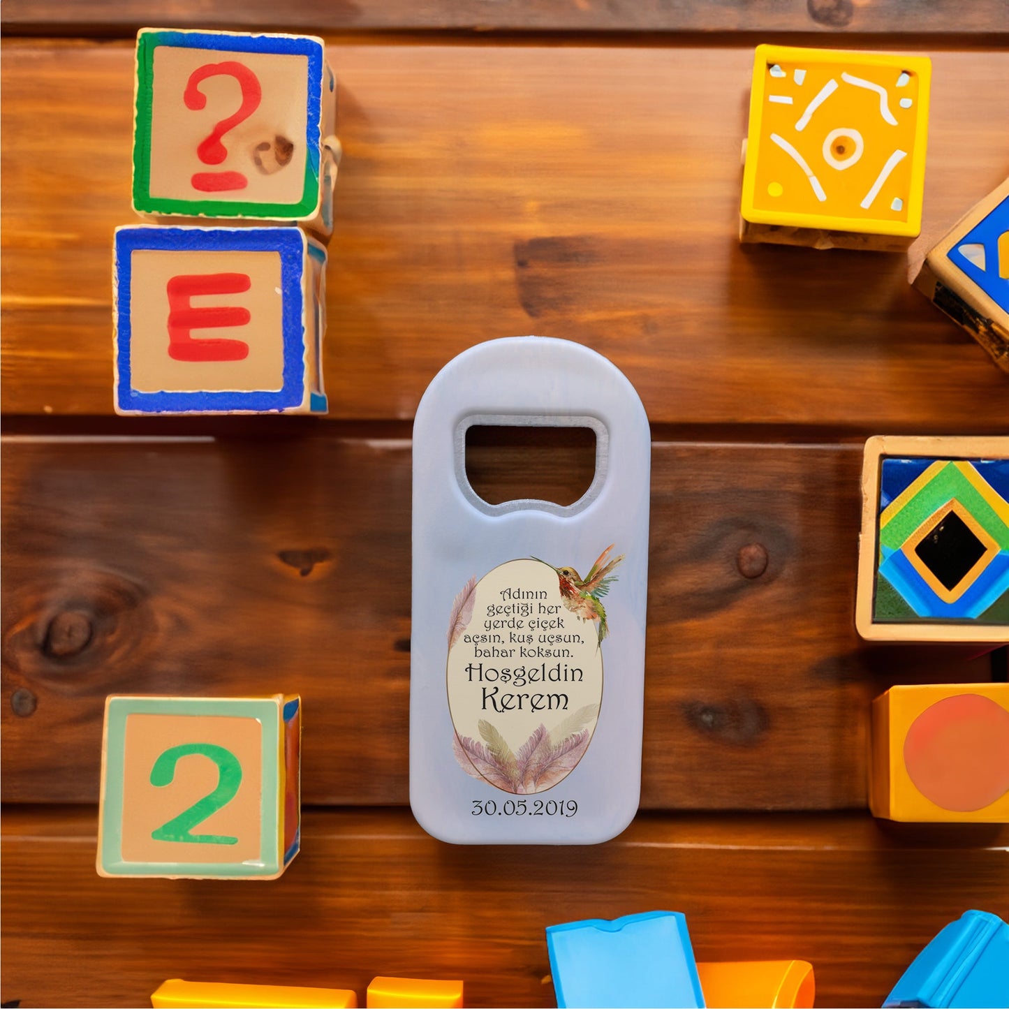 Mavi Zeminli Kuş ve Yaprak Çerçeve Temalı Plastik Açacak Magnet | Doğumgünü, Babyshower, Diş Buğdayı ve Sünnet Organizasyonlarınızın Unutulmaz Hatırası!