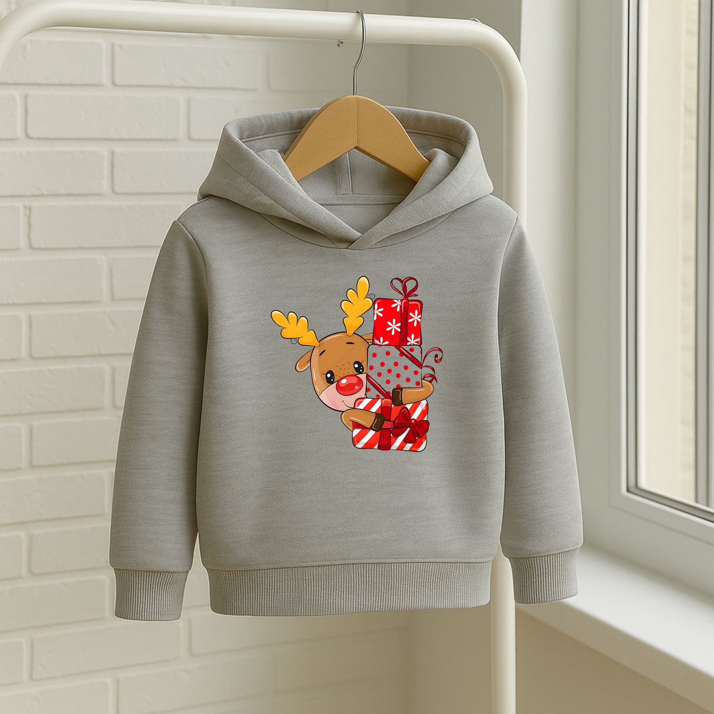 Hediyelerle Sarılan Geyik Baskılı Bebek & Çocuk Sweatshirt – Yılbaşı Temalı