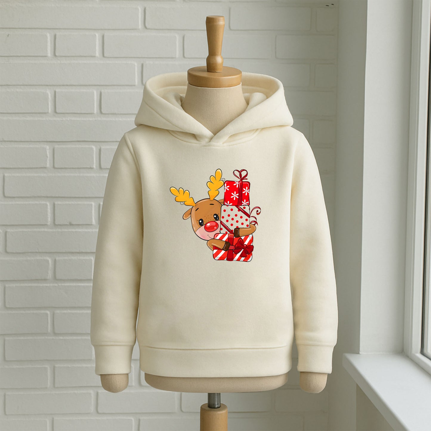 Hediyelerle Sarılan Geyik Baskılı Bebek & Çocuk Sweatshirt – Yılbaşı Temalı