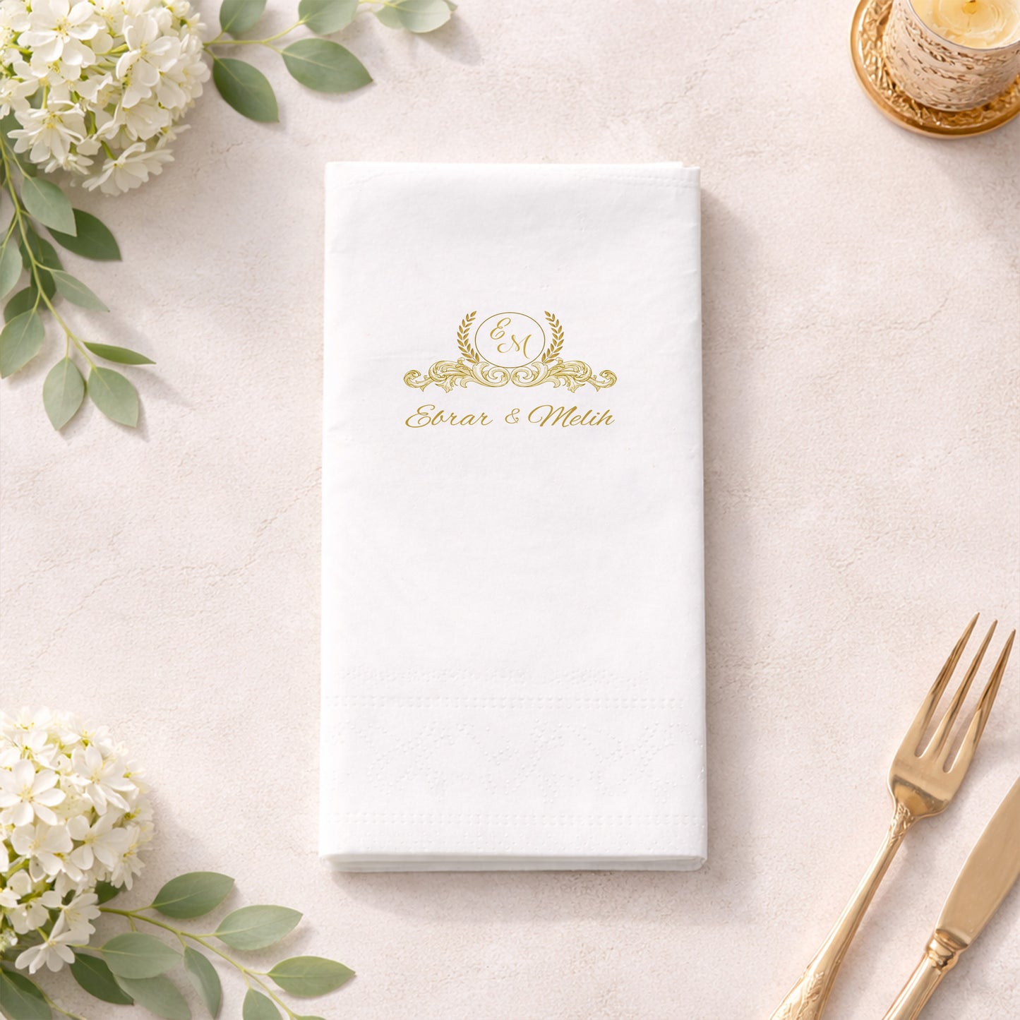 Altın Detaylı Monogram Düğün Peçetesi – Lüks Organizasyon Tasarımı