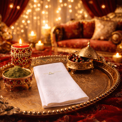 Altın Amblemli Özel Gün Peçetesi – Şık Düğün ve Nişan Tasarımı