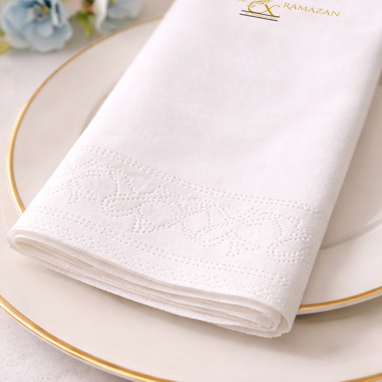 Altın Amblemli Özel Gün Peçetesi – Şık Düğün ve Nişan Tasarımı