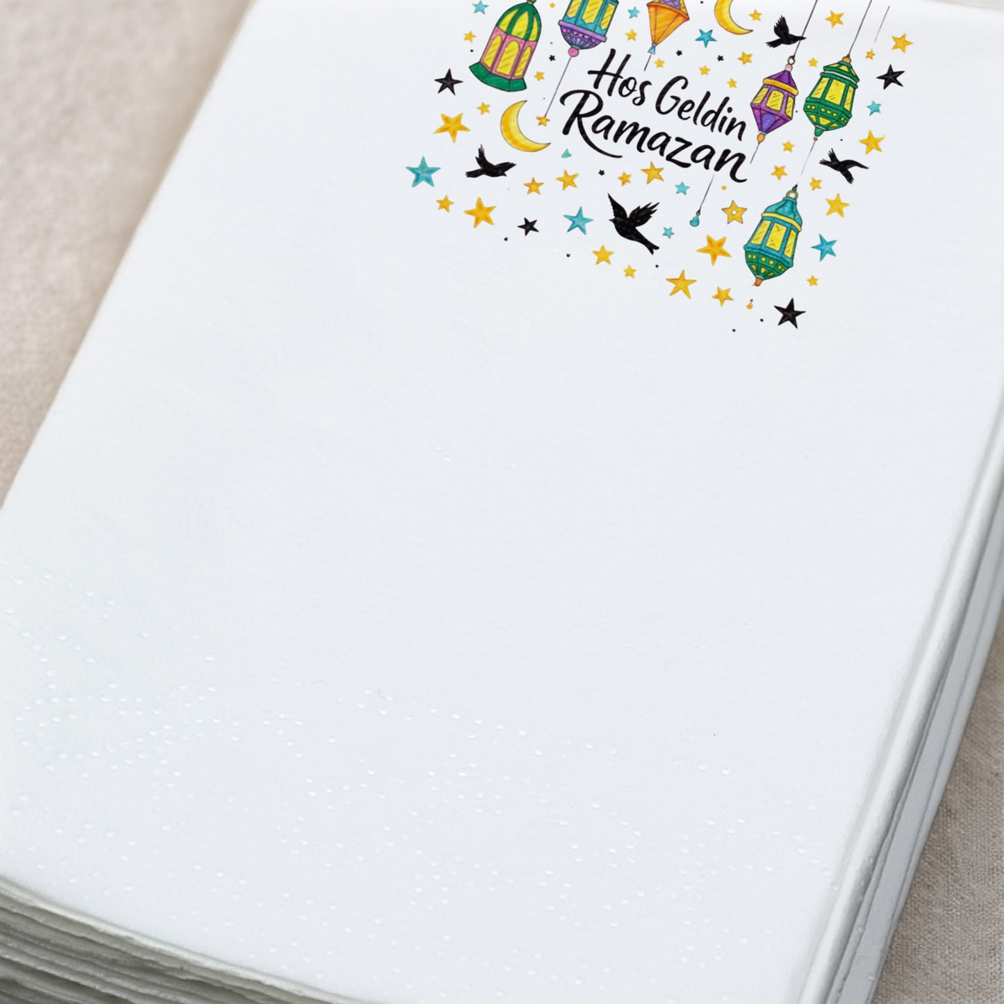 Hoş Geldin Ramazan Baskılı Peçete – Renkli Fener & Yıldız Desenli | 33x33 cm