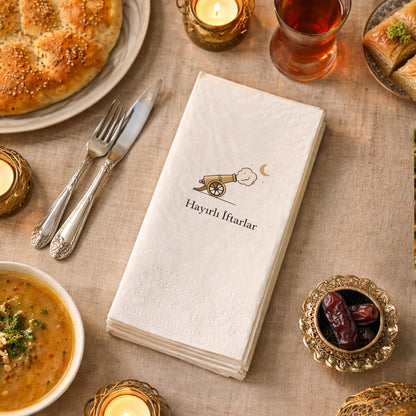 Hayırlı İftarlar Yazılı Ramazan Peçetesi – Top Motifli Klasik İftar Sofrası | 33x33 cm