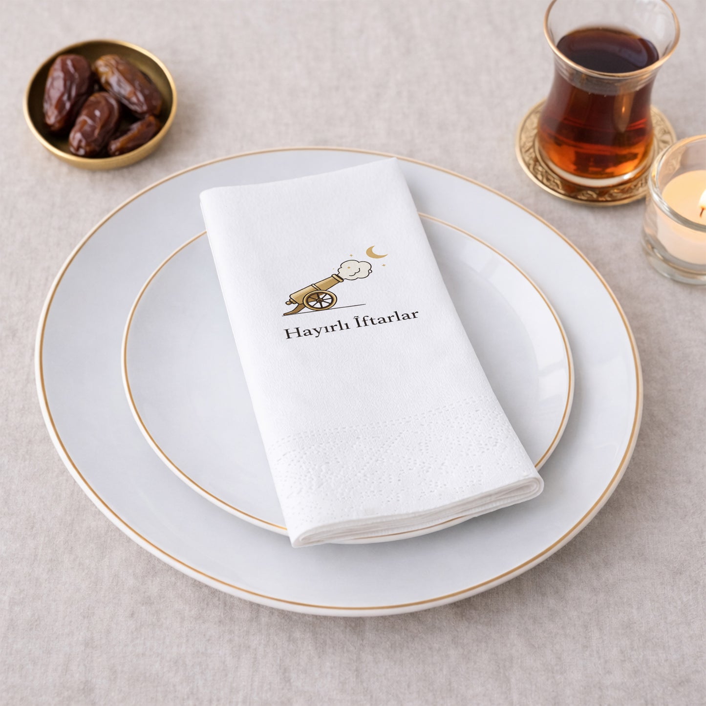Hayırlı İftarlar Yazılı Ramazan Peçetesi – Top Motifli Klasik İftar Sofrası | 33x33 cm