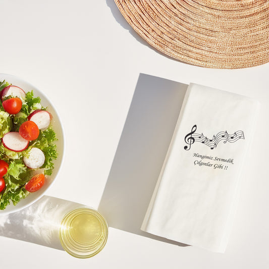 Kidzia Hangimiz Sevmedik Şarkı Sözü Baskılı Peçete – Nota Desenli 20’li Garson Katlama (33x33cm)