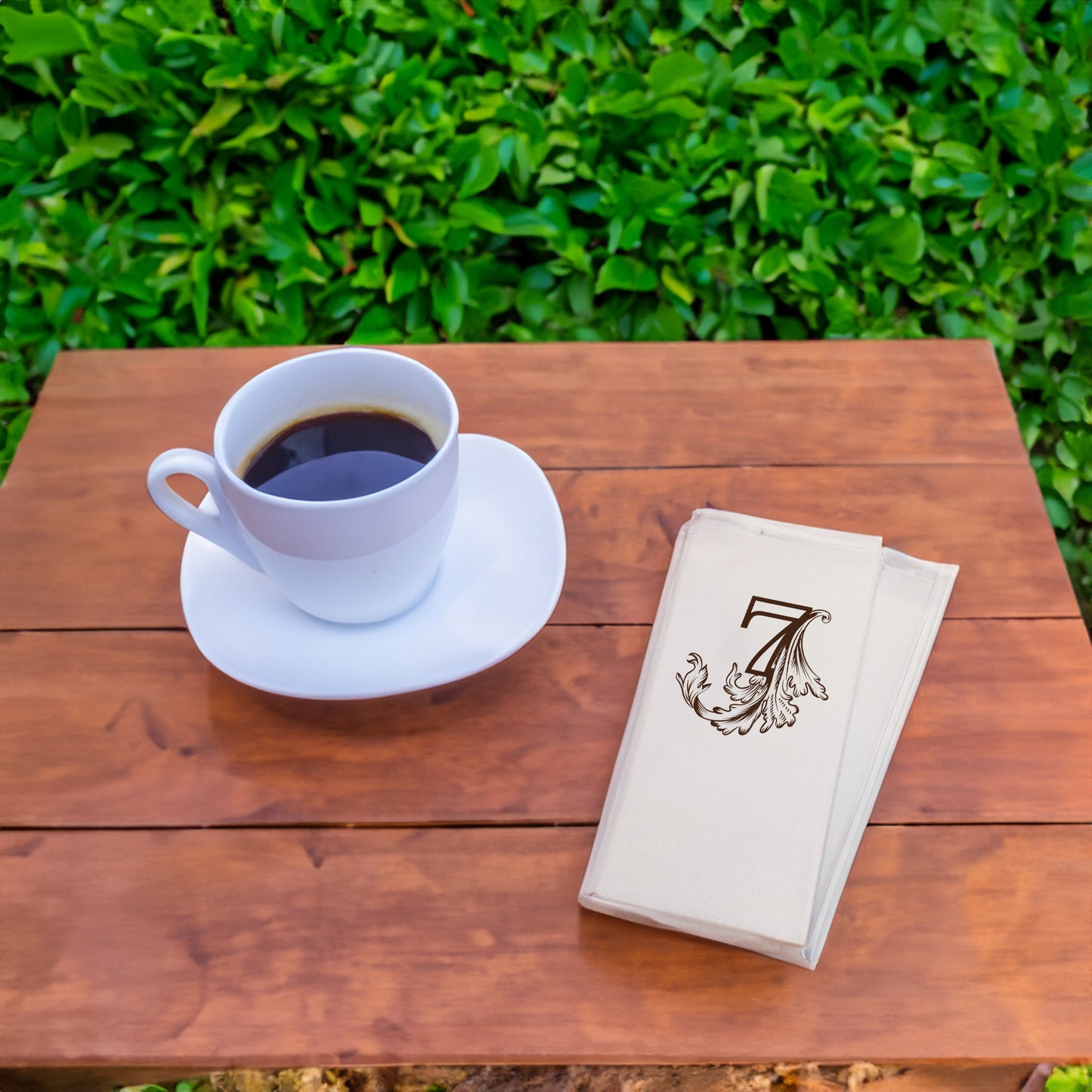 Monogram “7” Desenli Baskılı Peçete – 33x33cm Çift Katlı, 20’li Paket | Şık & Modern Masa Düzeni