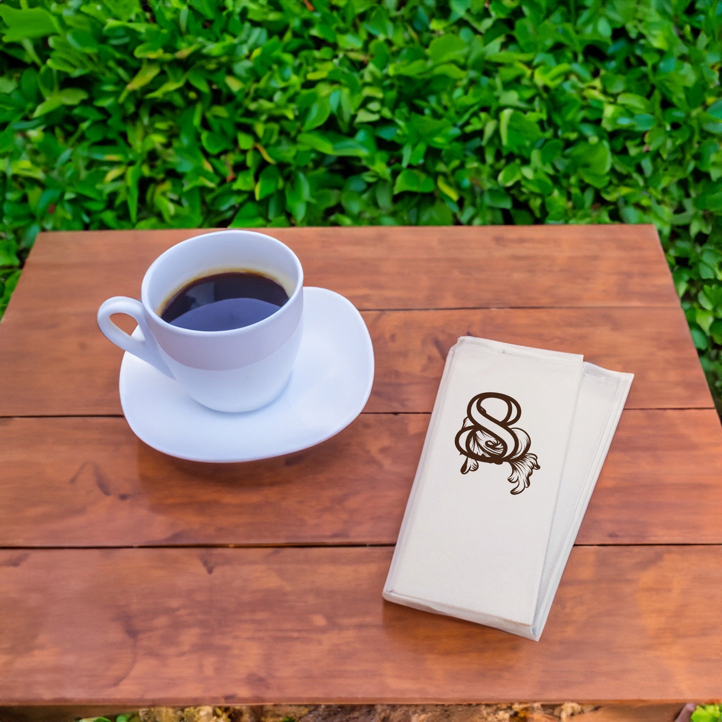 Monogram “8” Desenli Baskılı Peçete – 33x33cm Çift Katlı, 20’li Paket | Modern & Şık Masa Dekorasyonu