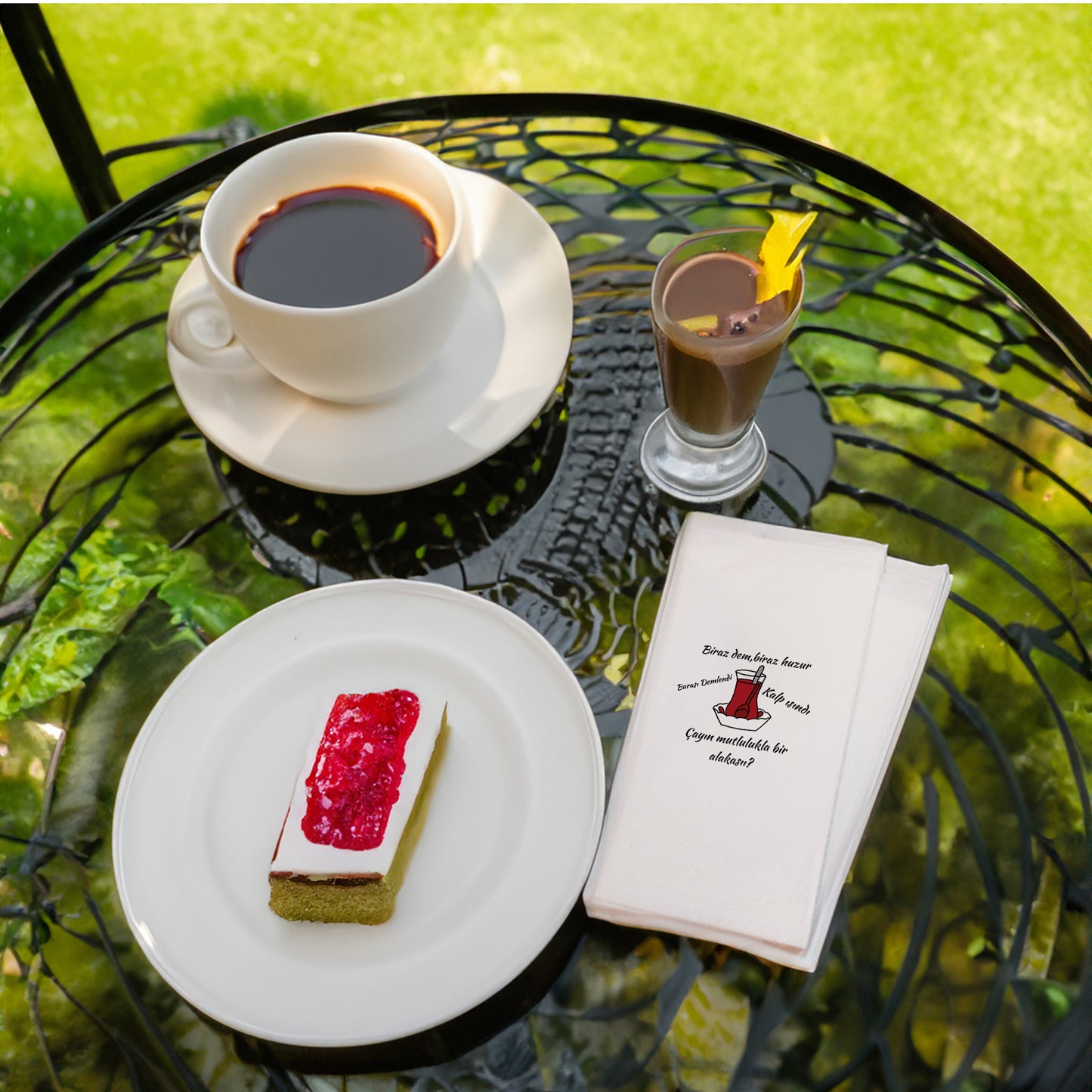 Çay Desenli Baskılı Peçete – İnce Belli Çay Bardağı Minimal Tasarım