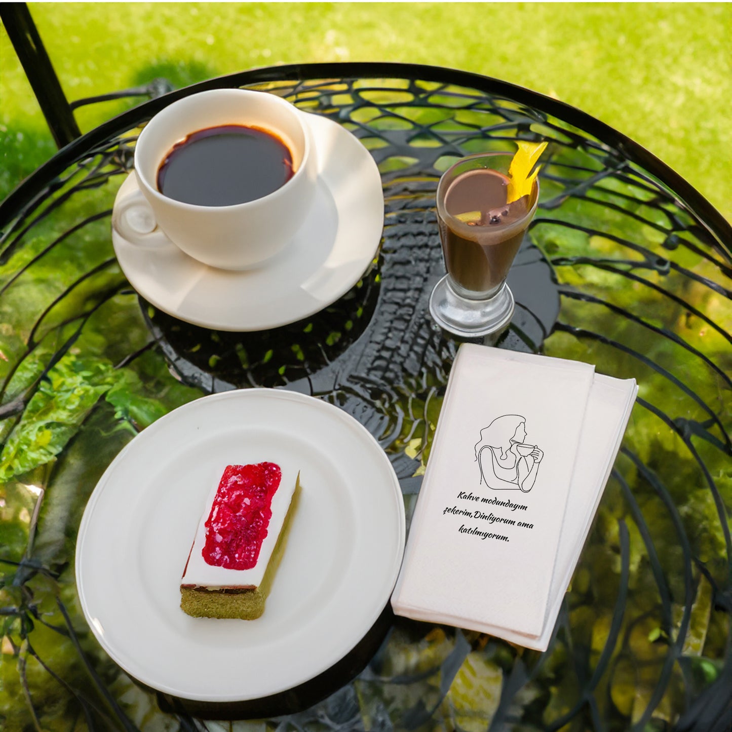 Minimal Kahve Fincanı Desenli Baskılı Peçete – Modern Kahve Sunumu