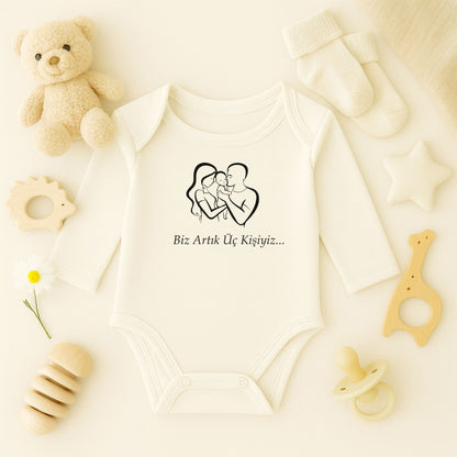 Kişiye Özel Bebek Zıbını – Biz Artık Üç Kişiyiz Tasarım | 1–36 Ay