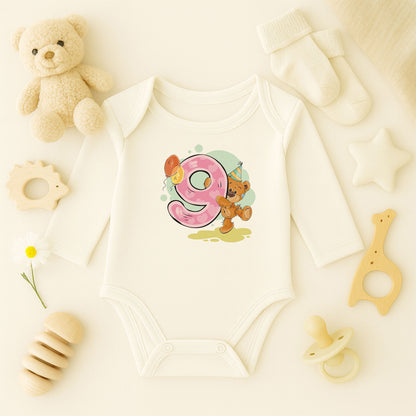 Kişiye Özel Doğum Günü Bebek Zıbını – 9 Yaş Ayıcık Tasarım | 1–36 Ay