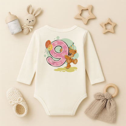 Kişiye Özel Doğum Günü Bebek Zıbını – 9 Yaş Ayıcık Tasarım | 1–36 Ay