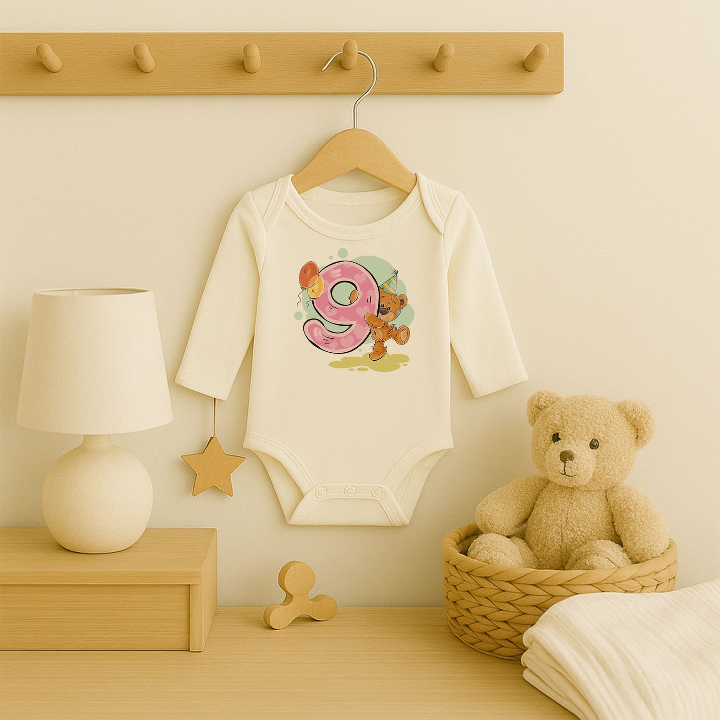 Kişiye Özel Doğum Günü Bebek Zıbını – 9 Yaş Ayıcık Tasarım | 1–36 Ay