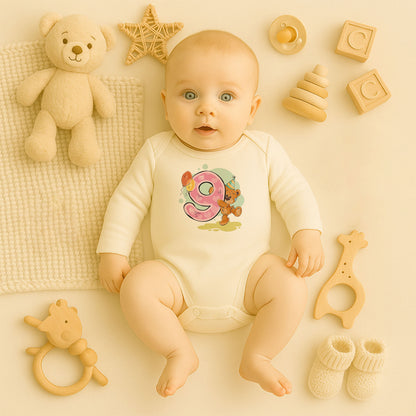 Kişiye Özel Doğum Günü Bebek Zıbını – 9 Yaş Ayıcık Tasarım | 1–36 Ay