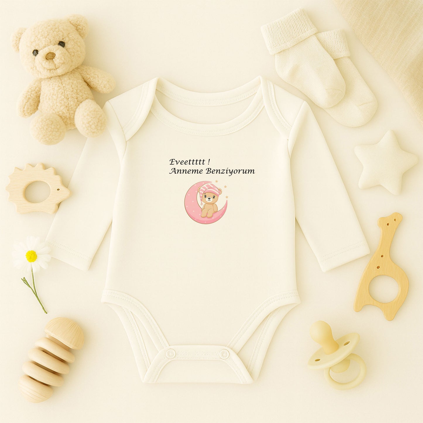 Kişiye Özel Bebek Zıbını – Pembe Ay Üzerinde Ayıcık Tasarım | 1–36 Ay