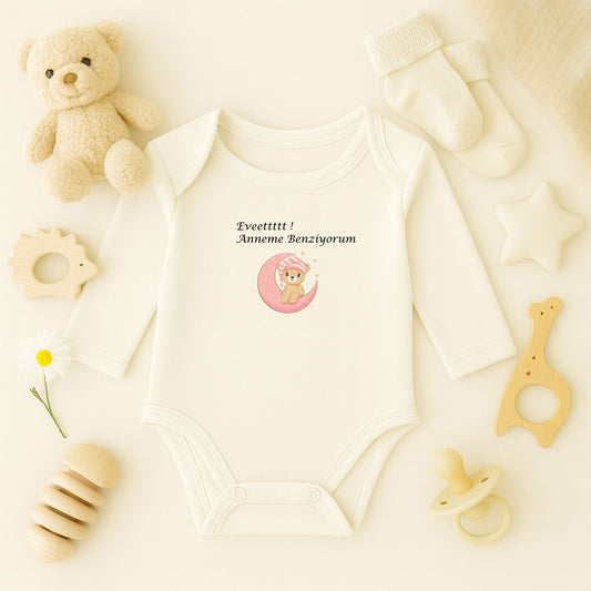 Kişiye Özel Bebek Zıbını – Pembe Ay Üzerinde Ayıcık Tasarım | 1–36 Ay