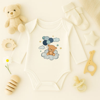 Bulut Üstünde Balonlu Ayıcık Baskılı Bebek Zıbını | Mavi Gökyüzü Teması | 1–36 Ay