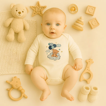 Bulut Üstünde Balonlu Ayıcık Baskılı Bebek Zıbını | Mavi Gökyüzü Teması | 1–36 Ay