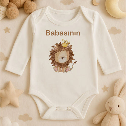Babasının Aslanı Bebek Zıbın – Taçlı Aslan İllüstrasyon | 1–36 Ay | Erkek Bebek Tema