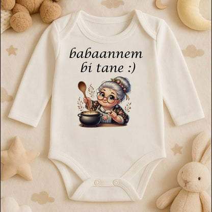 Babaannesinin Mini Şefi Bebek Zıbın – Sevimli Anneanne İllüstrasyonlu Tasarım | 1–36 Ay