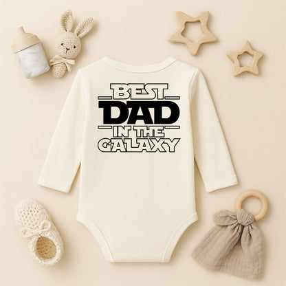 “Best Dad in the Galaxy” Yazılı Bebek Zıbını – 1–36 Ay | Baba Temalı DTF Baskı
