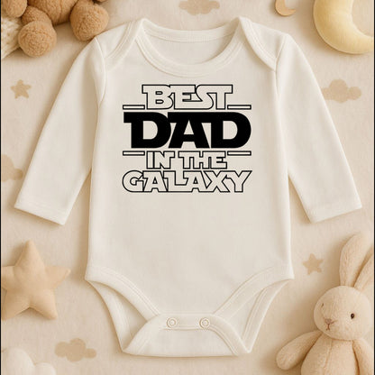 “Best Dad in the Galaxy” Yazılı Bebek Zıbını – 1–36 Ay | Baba Temalı DTF Baskı