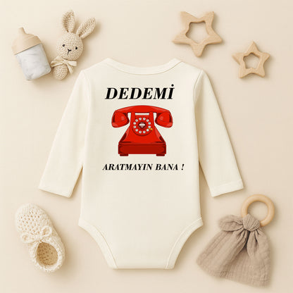 “Dedemi Aratmayın Bana!” Yazılı Bebek Zıbını – 1–36 Ay | Eğlenceli Retro Tasarım, DTF Baskı