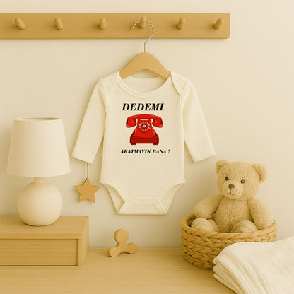 “Dedemi Aratmayın Bana!” Yazılı Bebek Zıbını – 1–36 Ay | Eğlenceli Retro Tasarım, DTF Baskı