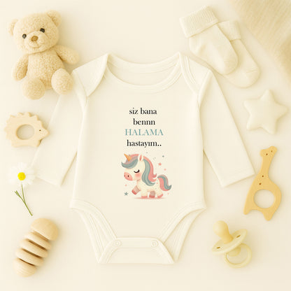 “Halama” Yazılı Unicorn Baskılı Bebek Zıbını – 1–36 Ay | Sevimli Tek Boynuzlu At Tasarımı