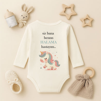“Halama” Yazılı Unicorn Baskılı Bebek Zıbını – 1–36 Ay | Sevimli Tek Boynuzlu At Tasarımı