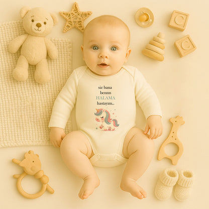 “Halama” Yazılı Unicorn Baskılı Bebek Zıbını – 1–36 Ay | Sevimli Tek Boynuzlu At Tasarımı