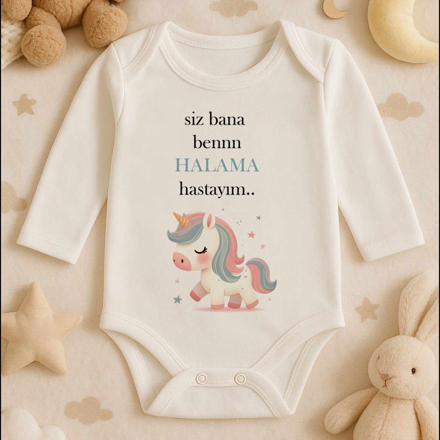 “Halama” Yazılı Unicorn Baskılı Bebek Zıbını – 1–36 Ay | Sevimli Tek Boynuzlu At Tasarımı
