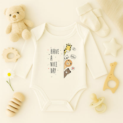 “Have a Nice Day” Yazılı Hayvan Figürlü Bebek Zıbını – 1–36 Ay | Sevimli Unisex Tasarım