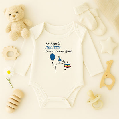 “HEDİYEN” Yazılı Doğum Günü Temalı Bebek Zıbını – 1–36 Ay | Eğlenceli Parti Tasarımı