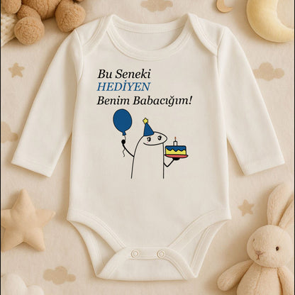 “HEDİYEN” Yazılı Doğum Günü Temalı Bebek Zıbını – 1–36 Ay | Eğlenceli Parti Tasarımı