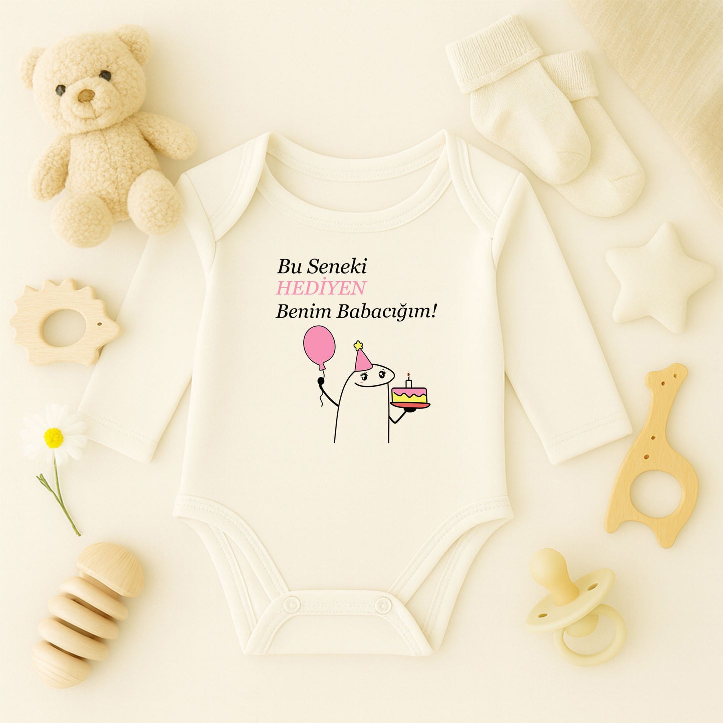 “HEDİYEN” Yazılı Pembe Doğum Günü Temalı Bebek Zıbını – 1–36 Ay | Kız Bebek Parti Tasarımı