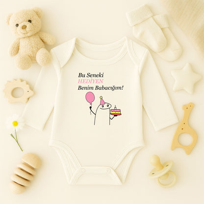 “HEDİYEN” Yazılı Pembe Doğum Günü Temalı Bebek Zıbını – 1–36 Ay | Kız Bebek Parti Tasarımı