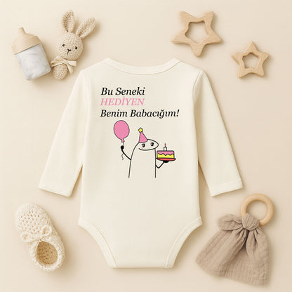 “HEDİYEN” Yazılı Pembe Doğum Günü Temalı Bebek Zıbını – 1–36 Ay | Kız Bebek Parti Tasarımı