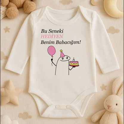 “HEDİYEN” Yazılı Pembe Doğum Günü Temalı Bebek Zıbını – 1–36 Ay | Kız Bebek Parti Tasarımı