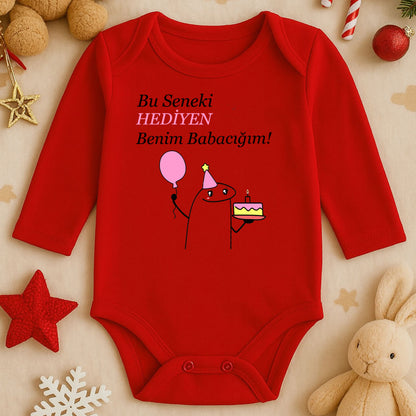 “HEDİYEN” Yazılı Pembe Doğum Günü Temalı Bebek Zıbını – 1–36 Ay | Kız Bebek Parti Tasarımı