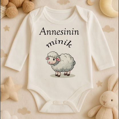 Halasının Minik Kuzusu Yazılı Bebek Zıbını – Sevimli Kuzu Tasarım | 1–36 Ay
