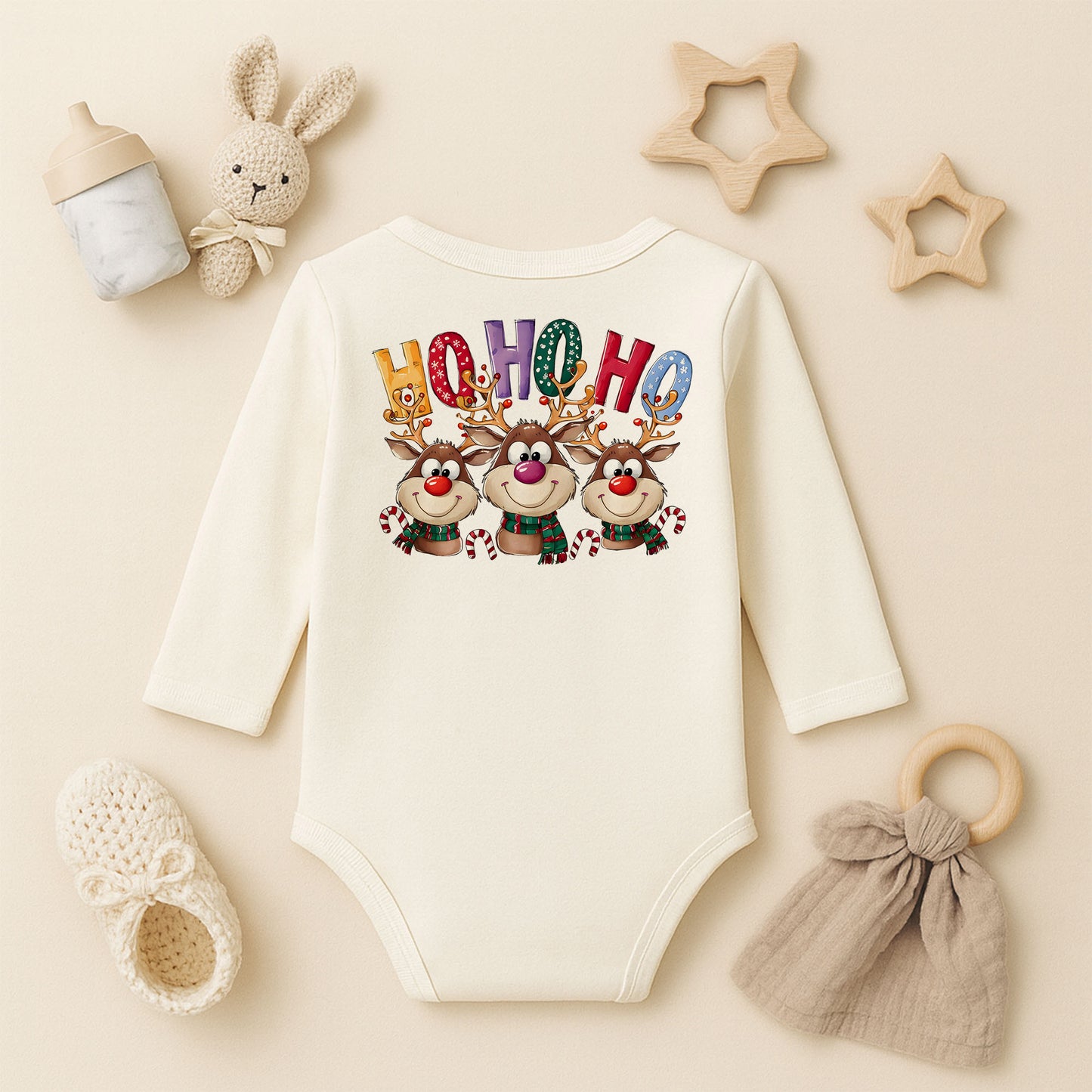 Ho Ho Ho Geyik Baskılı Tişört – Renkli Harfler & Eğlenceli Yılbaşı Tasarımı